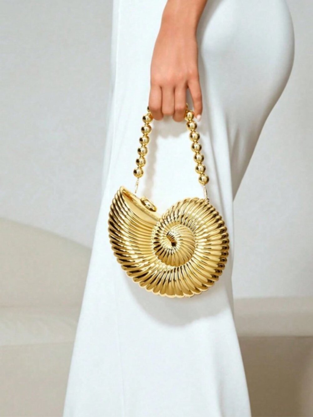 Gold Glamorous Women's seas shell shaped Design purse bag - Picture 6 of 7